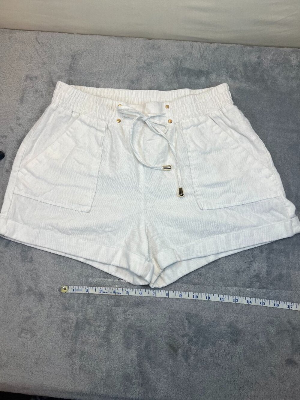 Ci Sono Linen Collection white shorts with pokets and gold accents L